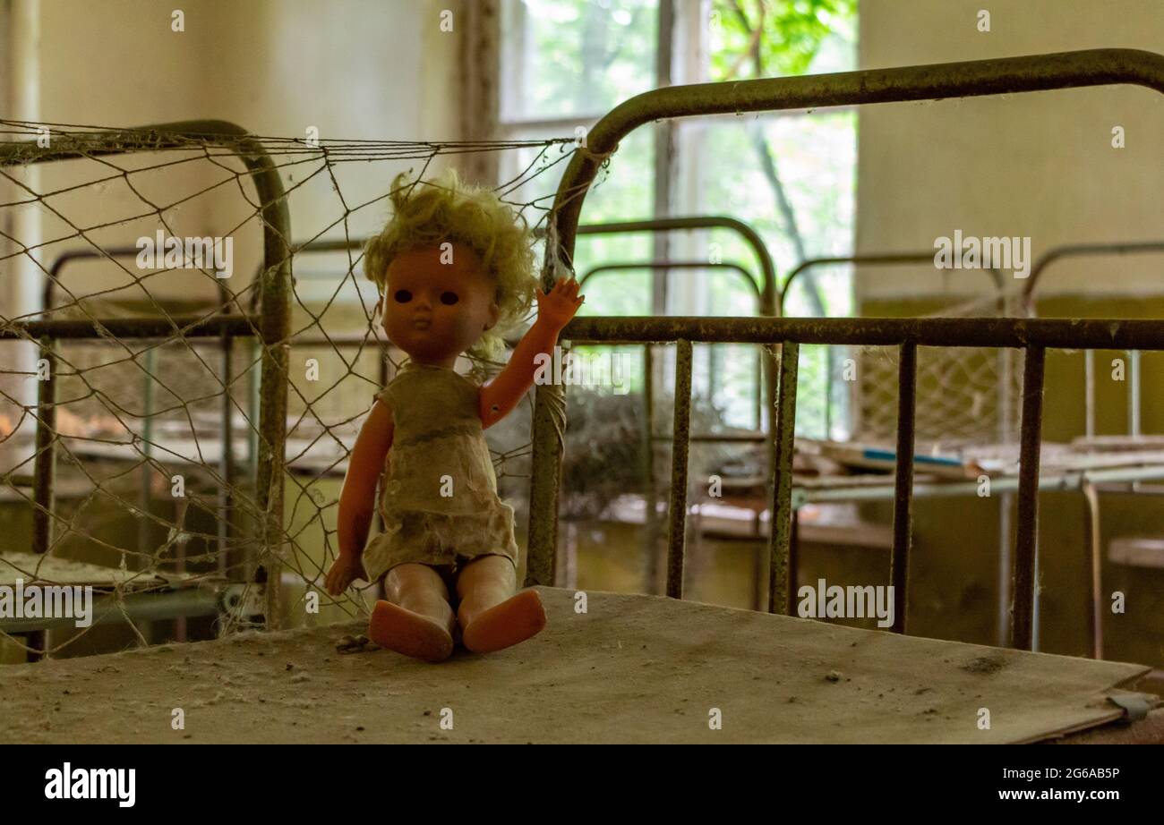 Una foto di una bambola all'interno di un kindertgarten abbandonato vicino a Chernobyl. Foto Stock