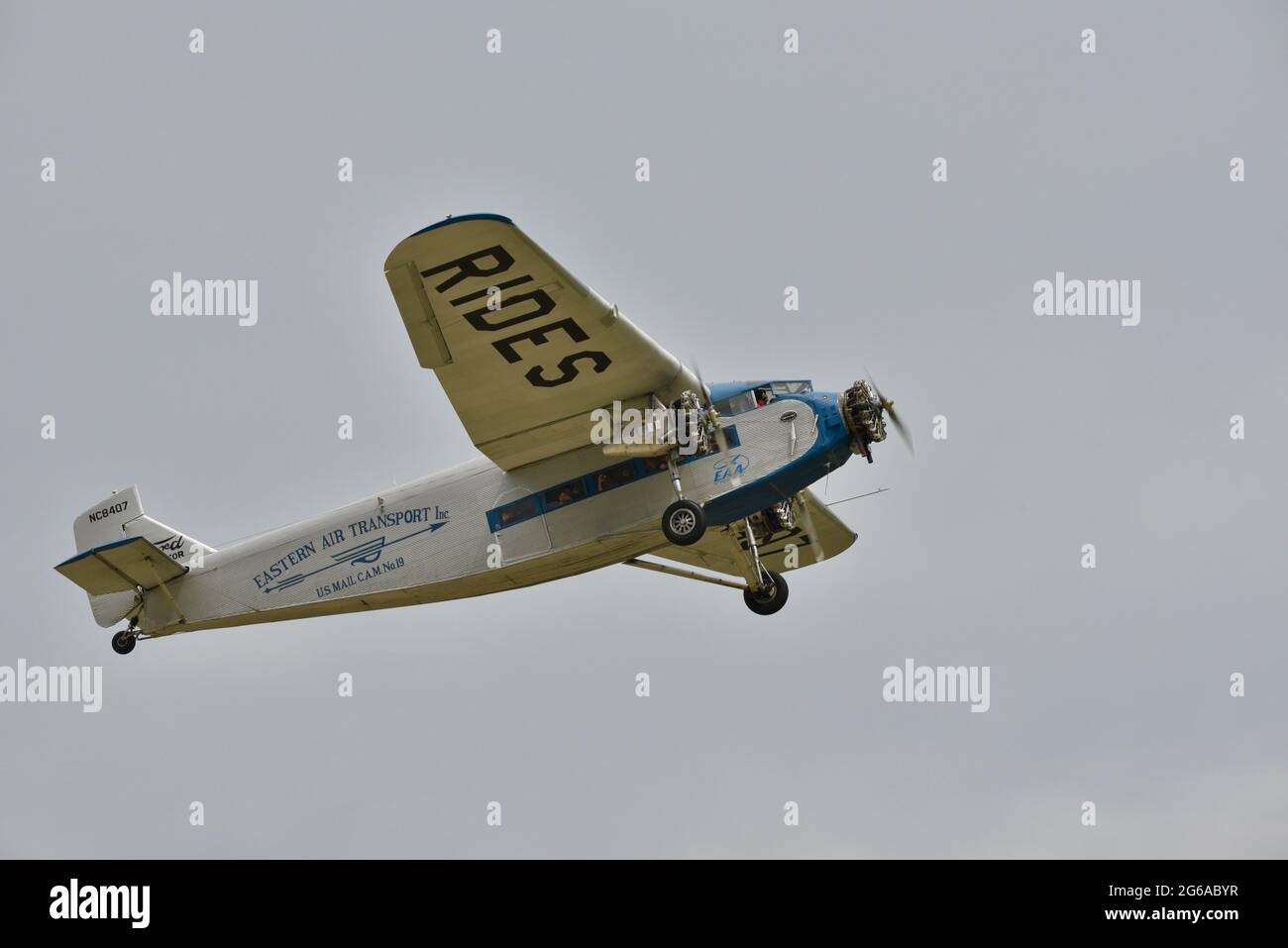 L'iconico Ford Trimotor, di proprietà della Experimental Aircraft Association, restaurato, offre corse al Fly-in EAA (AirVenture), Oshkosh, Wisconsin, USA Foto Stock