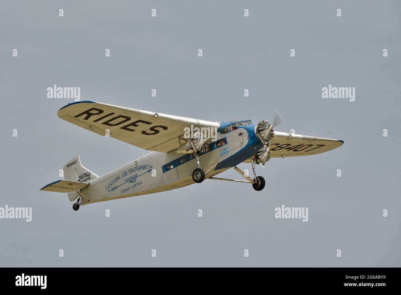 L'iconico Ford Trimotor, di proprietà della Experimental Aircraft Association, restaurato, offre corse al Fly-in EAA (AirVenture), Oshkosh, Wisconsin, USA Foto Stock