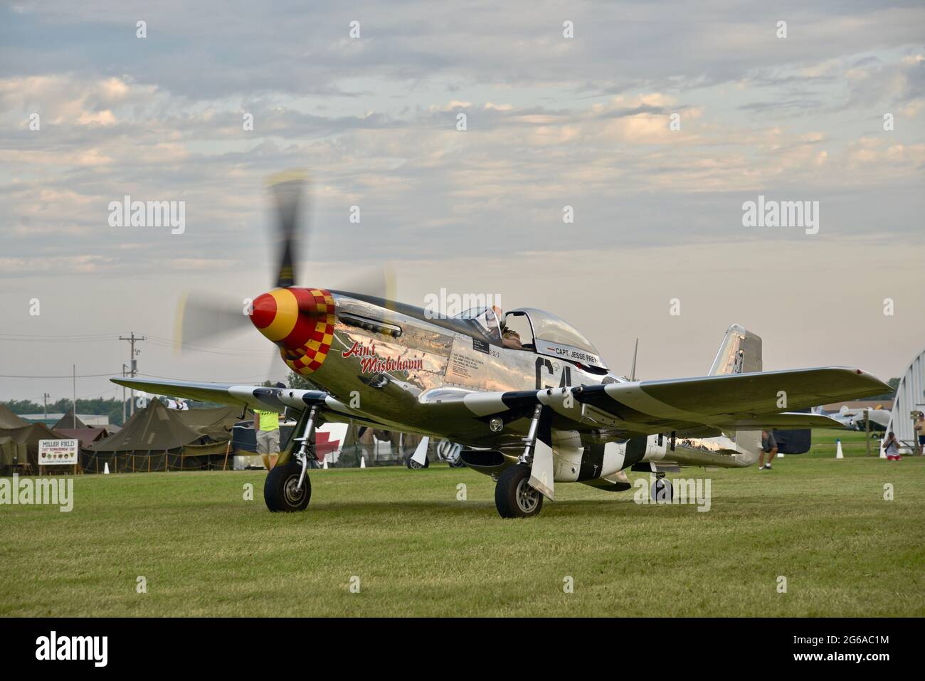 Seconda guerra mondiale P-51 Mustang Airborne che spara il motore e tassa sulla pista al Fly-in EAA (AirVenture), Oshkosh, Wisconsin, USA Foto Stock