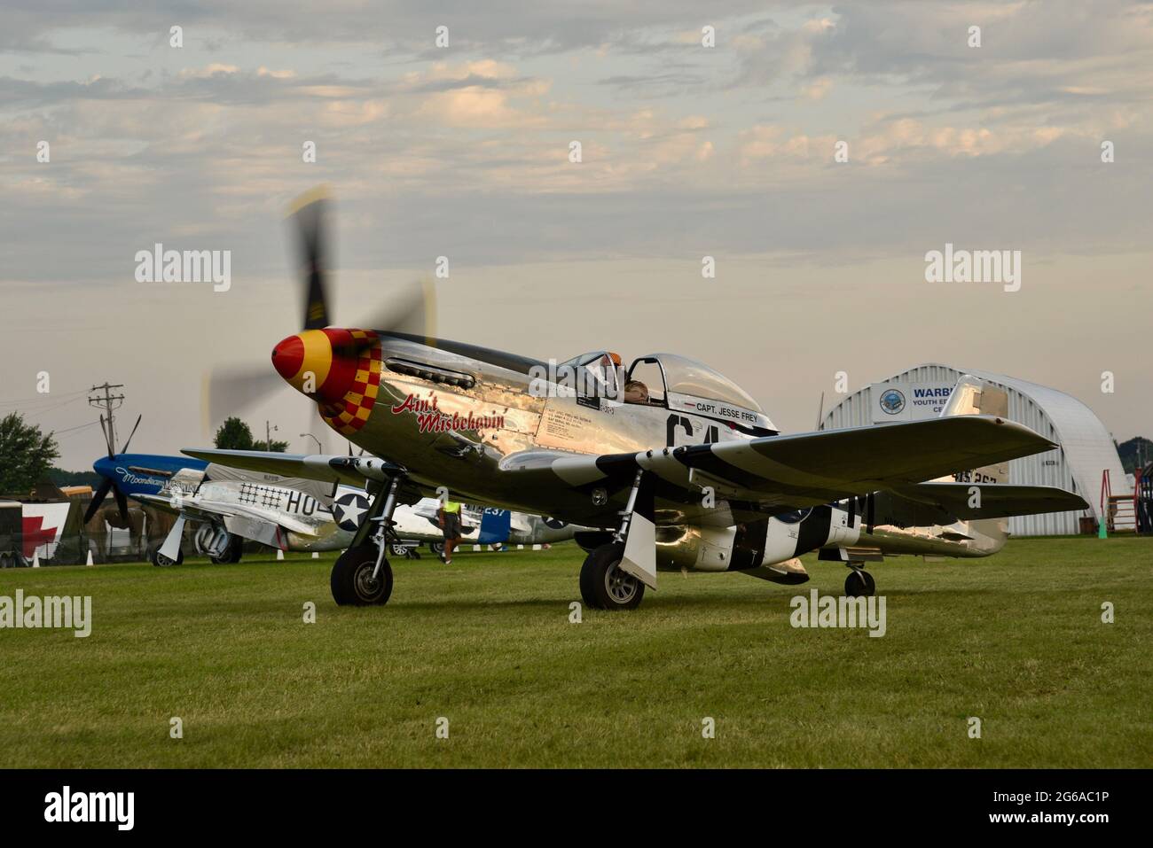 Seconda guerra mondiale P-51 Mustang Airborne che spara il motore e tassa sulla pista al Fly-in EAA (AirVenture), Oshkosh, Wisconsin, USA Foto Stock