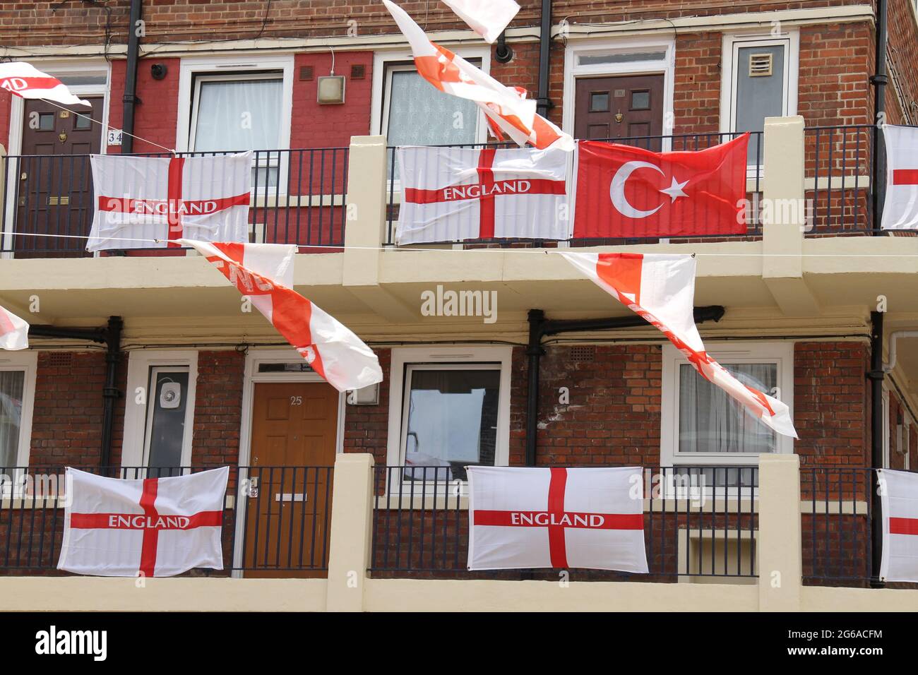 Kirby Estate a Bermondsey, nel sud-est di Londra, ha coperto con circa 400 bandiere di St George a sostegno della squadra inglese per il ritardato torneo di calcio Euro 2020. Una tradizione da parte dei residenti della tenuta dal 2012.la squadra inglese batte l'Ucraina 4-0 a Roma del 3 luglio per farlo alle semifinali contro la Danimarca che è in programma il 6 luglio a Wembley. Foto Stock