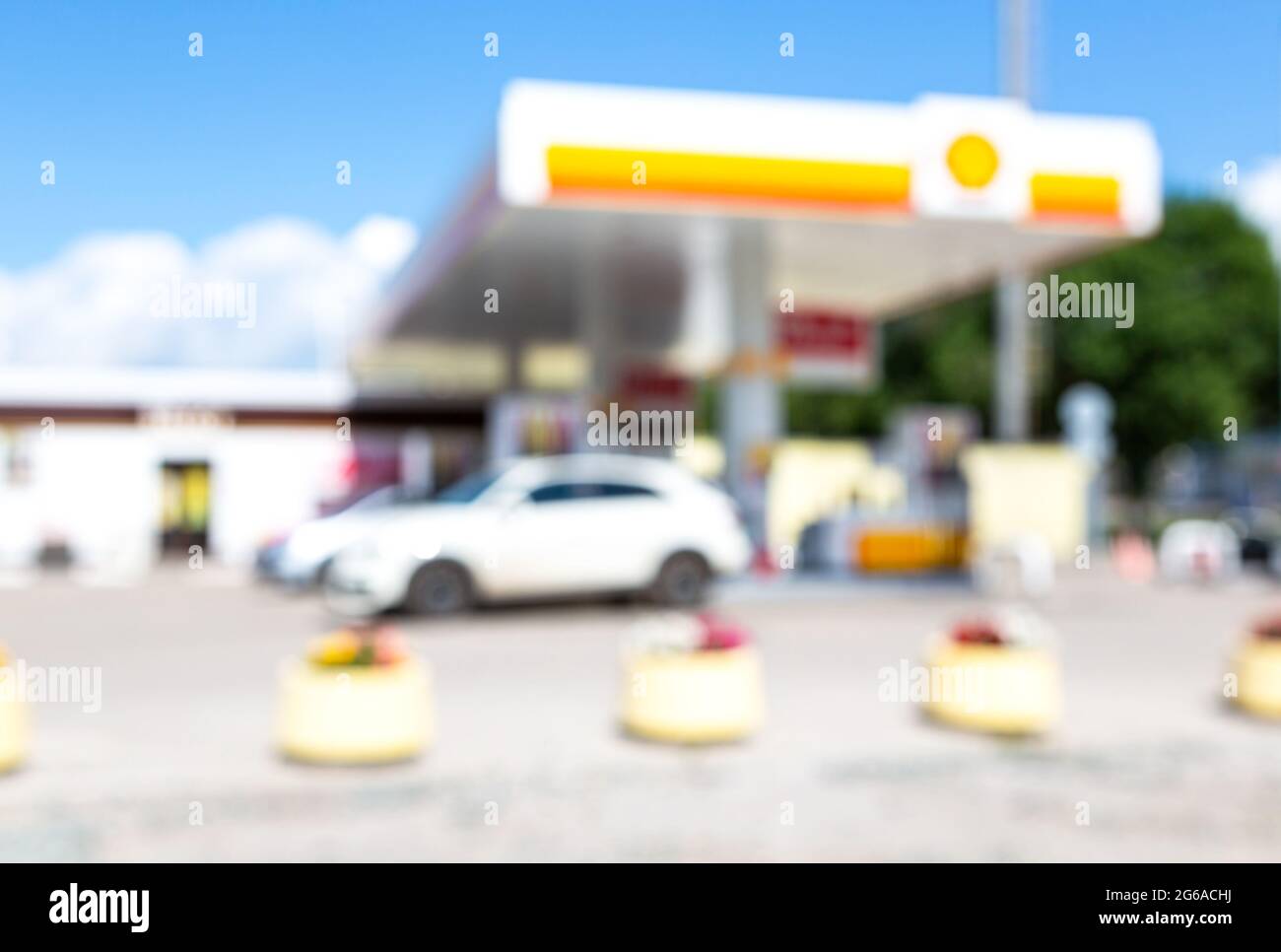 Offuscata e morbida stazione di benzina con cielo blu in estate Foto Stock