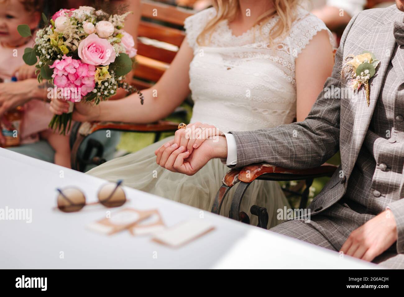 Sposa e lo sposo holding hands close up Foto Stock