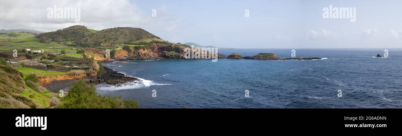 Vista di Baia da Mina e isolotti da Ponta das Contendas, isola di Terceira Foto Stock