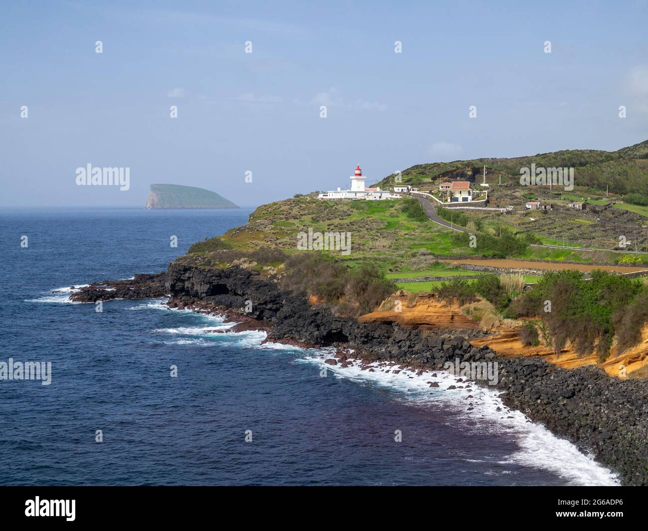 Farol das Contendas e Ilheus das Cabras visto da Ponta das Contendas, isola di Terceira, Azzorre Foto Stock