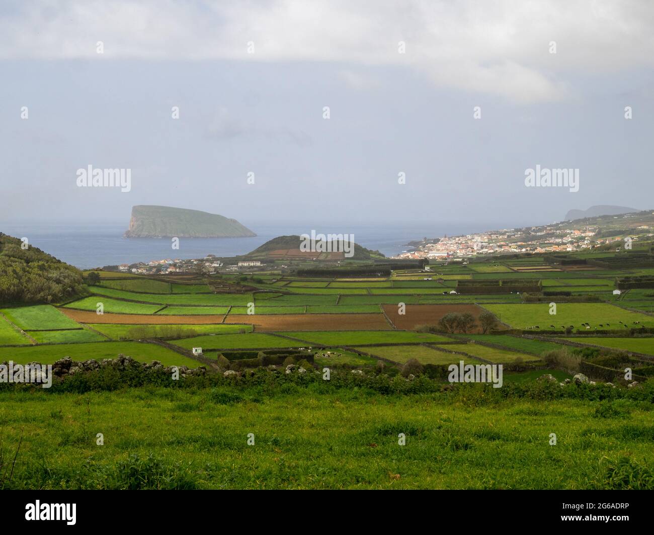 Ilheus das Cabras all'orizzonte visto dai campi agricoli dell'isola di Terceira Foto Stock