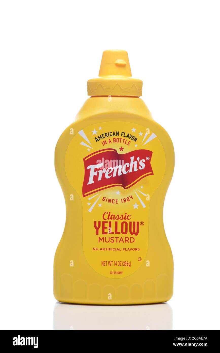 IRIVNE, CALIFORNIA - 4 LUGLIO 2021: Una bottiglia da 14 once di senape gialla classica francese. Foto Stock