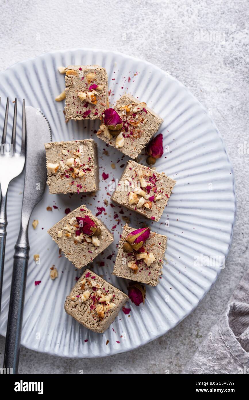 Halva con petalo di rosa e noci. Foto Stock