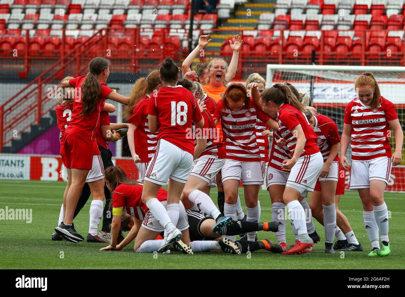 Festeggiamenti come Hamilton Academical Womens FC guadagnare promozione nel volo di primo piano di Scottish Womens Football dopo la loro vittoria 3-0 durante la Scottish Building Society Scottish Women's Premier League 2 Fixture Hamilton Academical FC vs Kilmarnock FC, Fountain of Youth Stadium, Hamilton, South Lanarkshire, 04/07/2021 | Credit Colin Poultney | www.Alamy.co.uk Foto Stock