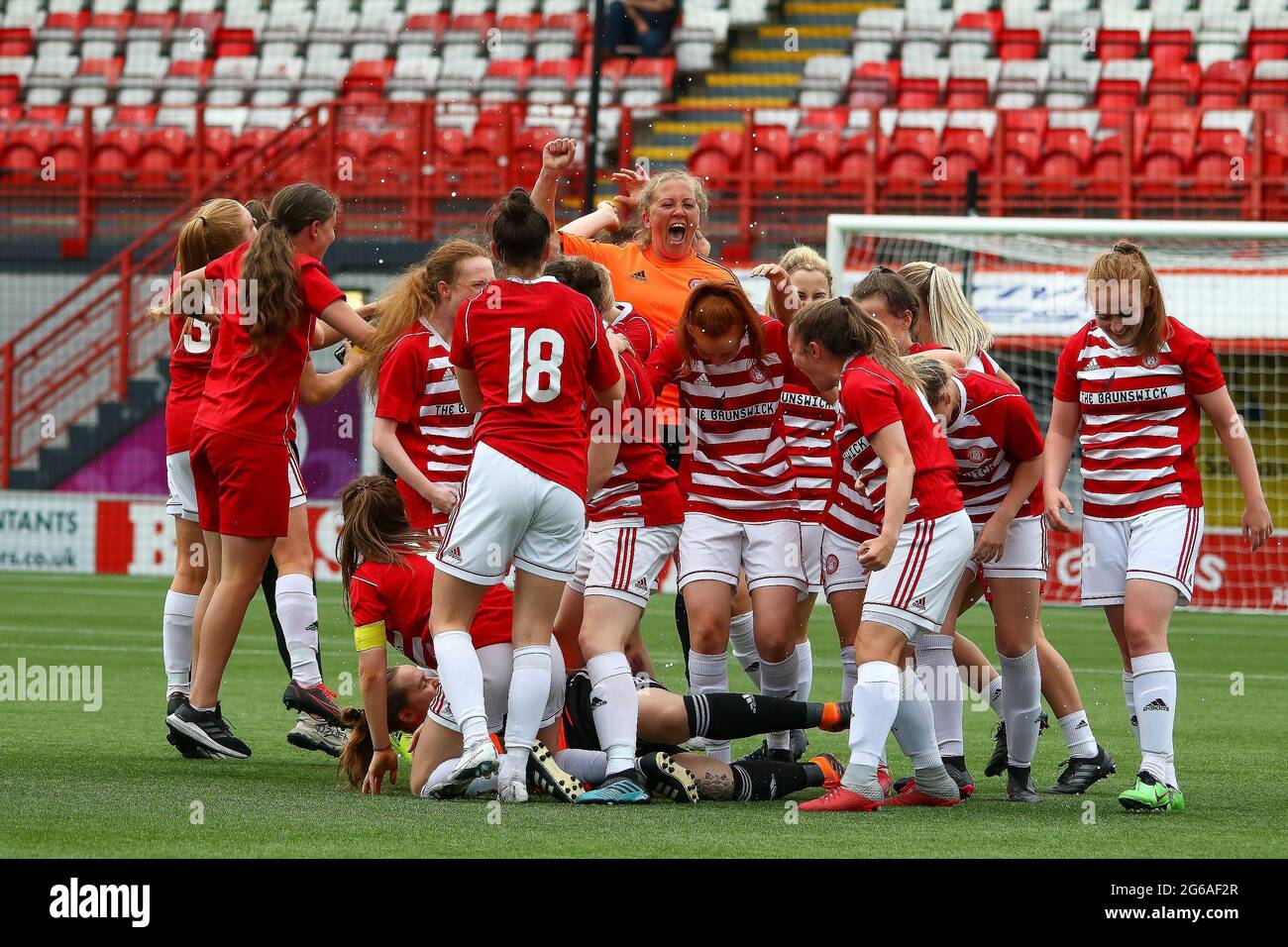 Festeggiamenti come Hamilton Academical Womens FC guadagnare promozione nel volo di primo piano di Scottish Womens Football dopo la loro vittoria 3-0 durante la Scottish Building Society Scottish Women's Premier League 2 Fixture Hamilton Academical FC vs Kilmarnock FC, Fountain of Youth Stadium, Hamilton, South Lanarkshire, 04/07/2021 | Credit Colin Poultney | www.Alamy.co.uk Foto Stock