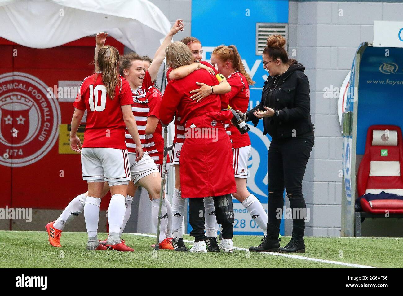 Festeggiamenti come Hamilton Academical Womens FC guadagnare promozione nel volo di primo piano di Scottish Womens Football dopo la loro vittoria 3-0 durante la Scottish Building Society Scottish Women's Premier League 2 Fixture Hamilton Academical FC vs Kilmarnock FC, Fountain of Youth Stadium, Hamilton, South Lanarkshire, 04/07/2021 | Credit Colin Poultney | www.Alamy.co.uk Foto Stock