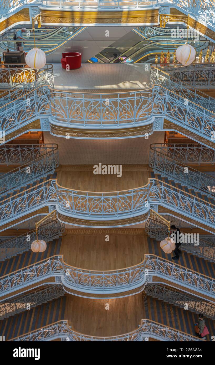 Parigi, Francia - 07 02 2021: Grande magazzino la Samaritaine. Vista interna dell'edificio Foto Stock