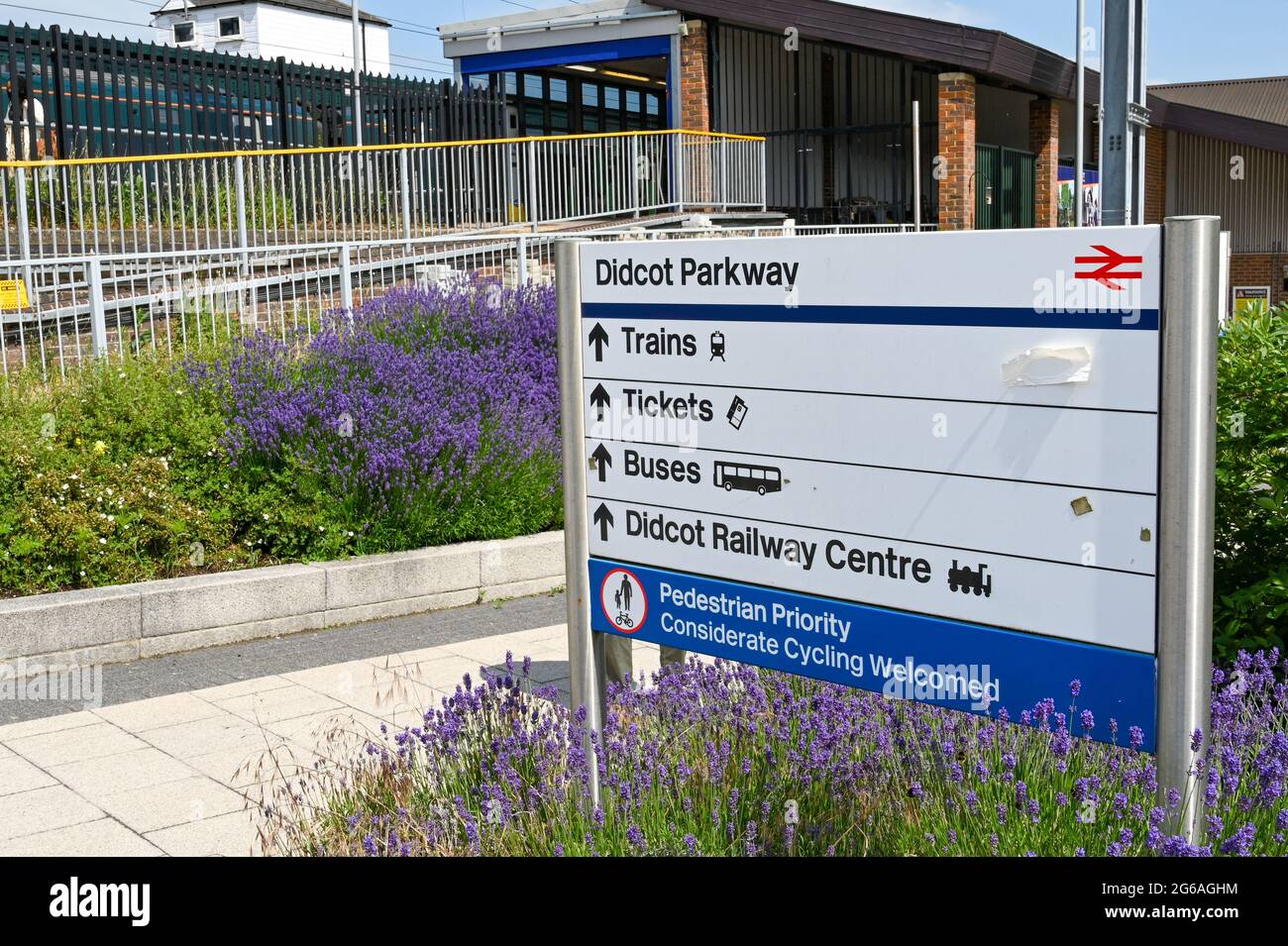 Didcot, Inghilterra - Giugno 2021: Cartello all'esterno dell'entrata della stazione ferroviaria di Didcot Parkway che mostra ai passeggeri dove andare per i biglietti e i treni Foto Stock