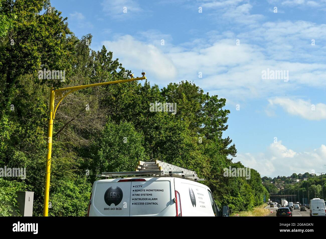 Newport, Galles - Giugno 2021: Autovelox medi montati su un telaio metallico sopra la corsia interna dell'autostrada M4 Foto Stock