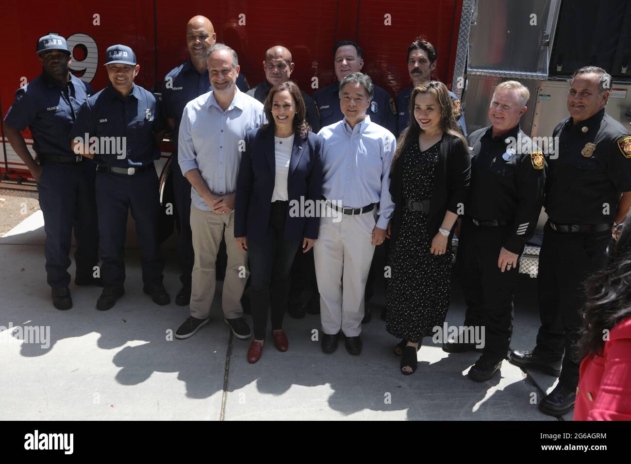 Los Angeles, Stati Uniti. 04 luglio 2021. Il Vice Presidente Kamala Harris e il marito Second Gentleman Douglas Emhoff fanno una visita a sorpresa alla stazione LAFD 19 nel quartiere di Brentwood a Los Angeles, California, USA come parte della festa 04 luglio 2021. Nel 2019, l'equipaggio della Station 19 faceva parte degli oltre 1,000 vigili del fuoco che combattevano il Getty Fire a Los Angeles. Credit: Sipa USA/Alamy Live News Foto Stock