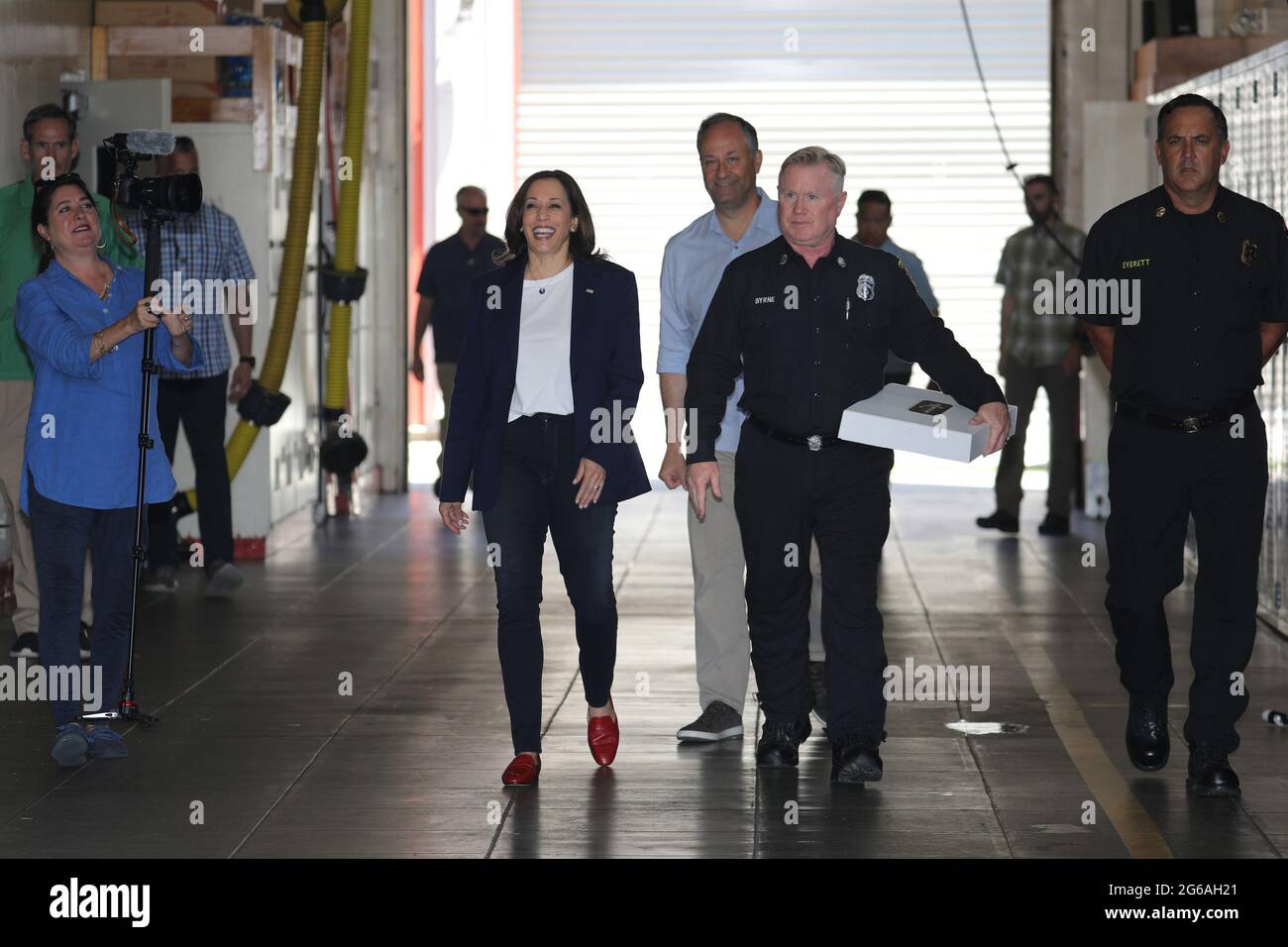 Los Angeles, Stati Uniti. 04 luglio 2021. Il Vice Presidente Kamala Harris e suo marito, il secondo Gentleman Douglas Emhoff, fanno una visita a sorpresa alla stazione LAFD 19 nel quartiere di Brentwood a Los Angeles, California, domenica 4 luglio 2021. Foto in piscina di David Swanson/UPI Credit: UPI/Alamy Live News Foto Stock