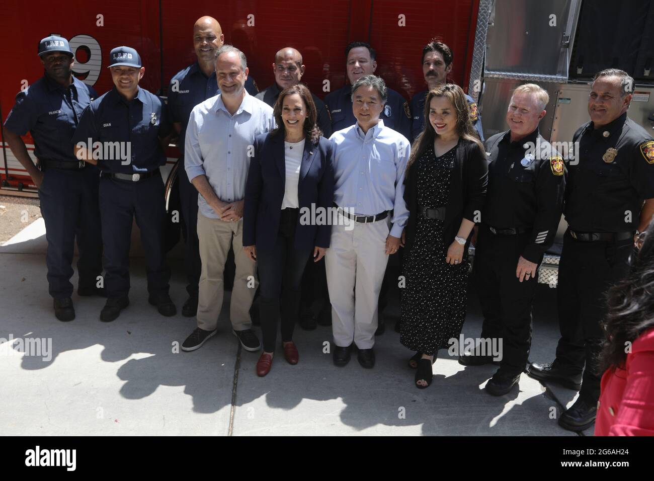 Los Angeles, Stati Uniti. 04 luglio 2021. Il Vice Presidente Kamala Harris e suo marito, il secondo Gentleman Douglas Emhoff, fanno una visita a sorpresa alla stazione LAFD 19 nel quartiere di Brentwood a Los Angeles, California, domenica 4 luglio 2021. Foto in piscina di David Swanson/UPI Credit: UPI/Alamy Live News Foto Stock