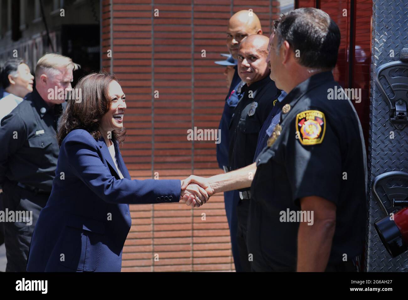 Los Angeles, Stati Uniti. 04 luglio 2021. Il Vice Presidente Kamala Harris e suo marito, il secondo Gentleman Douglas Emhoff, fanno una visita a sorpresa alla stazione LAFD 19 nel quartiere di Brentwood a Los Angeles, California, domenica 4 luglio 2021. Foto in piscina di David Swanson/UPI Credit: UPI/Alamy Live News Foto Stock