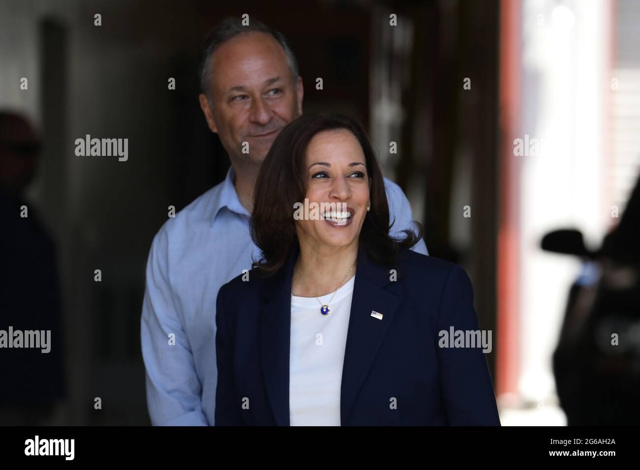 Los Angeles, Stati Uniti. 04 luglio 2021. Il Vice Presidente Kamala Harris e suo marito, il secondo Gentleman Douglas Emhoff, fanno una visita a sorpresa alla stazione LAFD 19 nel quartiere di Brentwood a Los Angeles, California, domenica 4 luglio 2021. Foto in piscina di David Swanson/UPI Credit: UPI/Alamy Live News Foto Stock