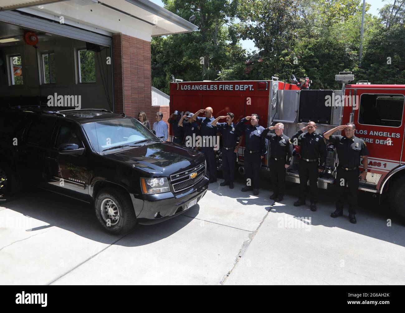 Il Vice Presidente Kamala Harris e il marito Second Gentleman Douglas Emhoff fanno una visita a sorpresa alla stazione LAFD 19 nel quartiere di Brentwood a Los Angeles, California, USA come parte della festa 04 luglio 2021. Nel 2019, l'equipaggio della Station 19 faceva parte degli oltre 1,000 vigili del fuoco che combattevano il Getty Fire a Los Angeles. Foto Stock