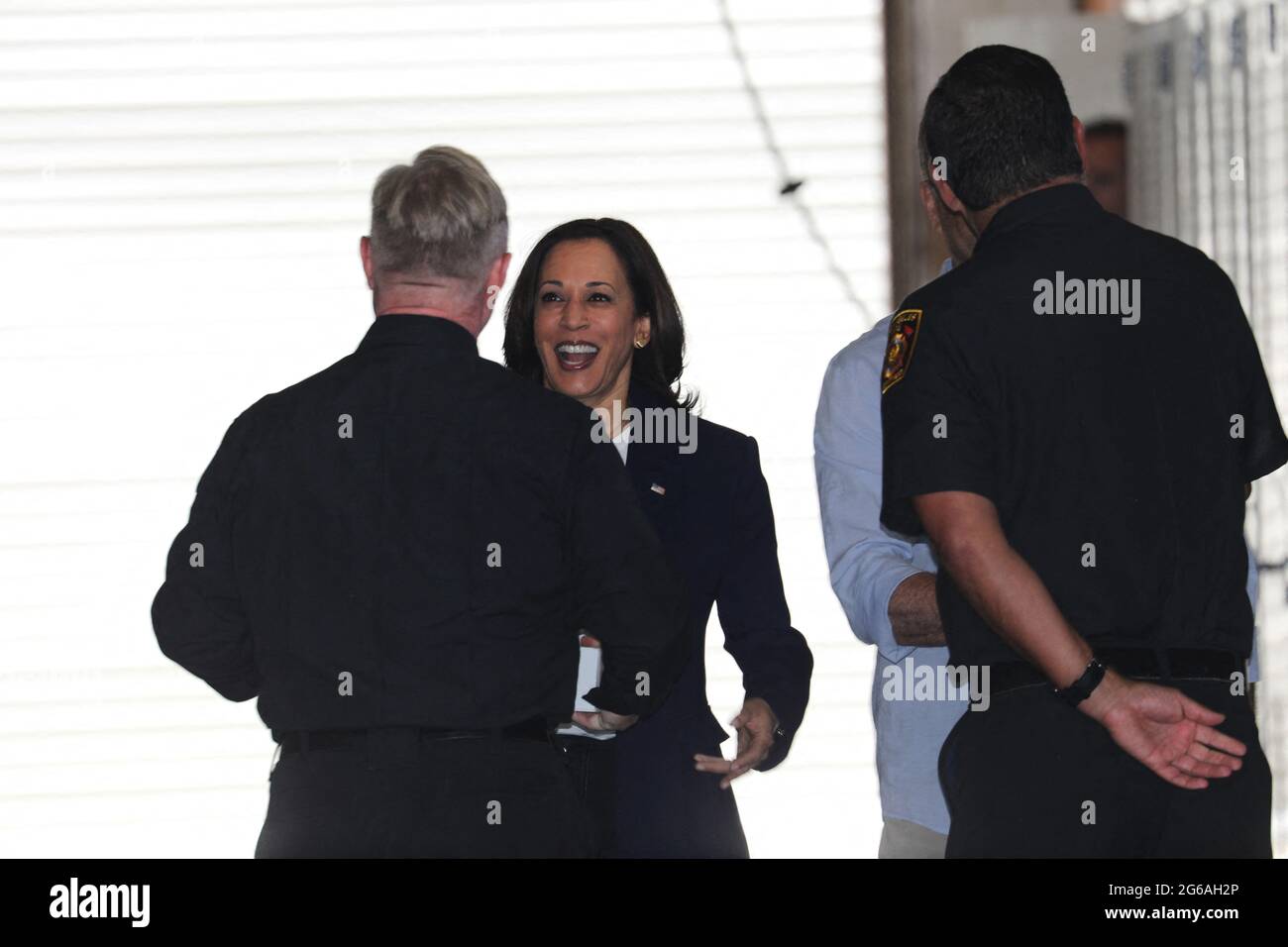 Il Vice Presidente Kamala Harris e il marito Second Gentleman Douglas Emhoff fanno una visita a sorpresa alla stazione LAFD 19 nel quartiere di Brentwood a Los Angeles, California, USA come parte della festa 04 luglio 2021. Nel 2019, l'equipaggio della Station 19 faceva parte degli oltre 1,000 vigili del fuoco che combattevano il Getty Fire a Los Angeles. Foto Stock