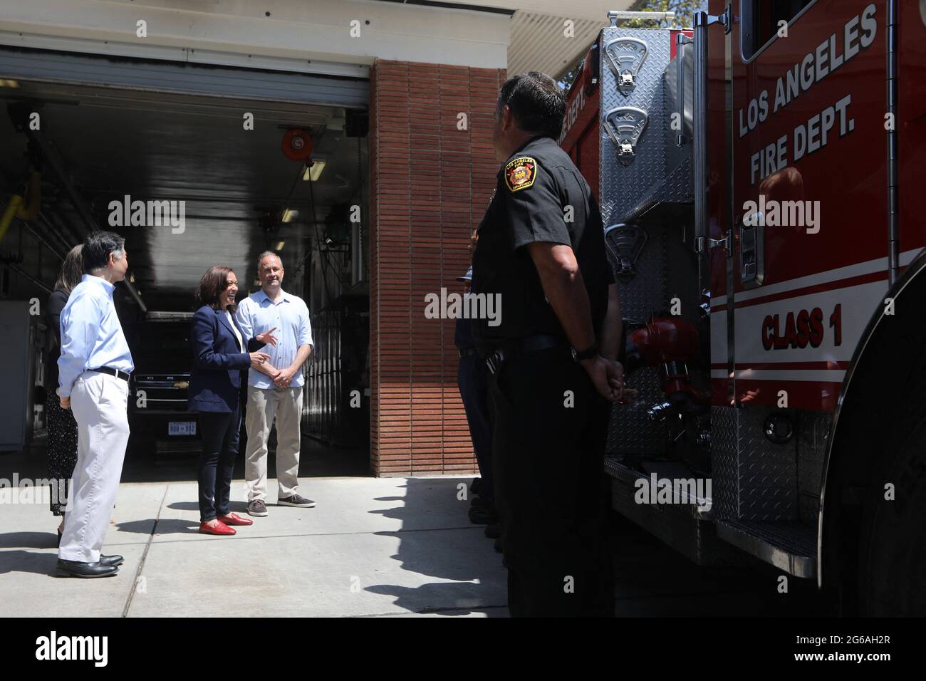 Il Vice Presidente Kamala Harris e il marito Second Gentleman Douglas Emhoff fanno una visita a sorpresa alla stazione LAFD 19 nel quartiere di Brentwood a Los Angeles, California, USA come parte della festa 04 luglio 2021. Nel 2019, l'equipaggio della Station 19 faceva parte degli oltre 1,000 vigili del fuoco che combattevano il Getty Fire a Los Angeles. Foto Stock