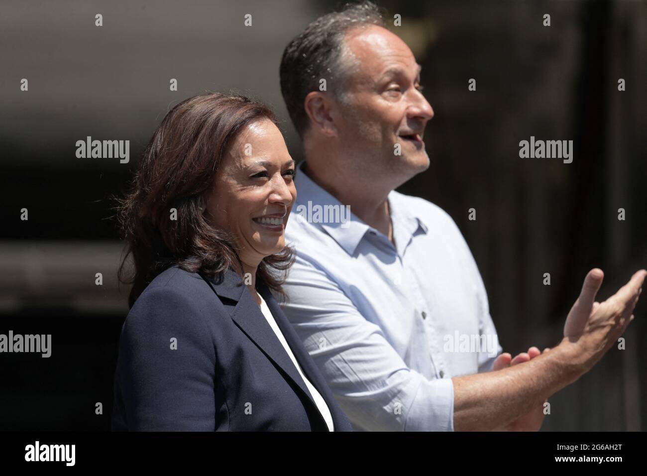 Il Vice Presidente Kamala Harris e il marito Second Gentleman Douglas Emhoff fanno una visita a sorpresa alla stazione LAFD 19 nel quartiere di Brentwood a Los Angeles, California, USA come parte della festa 04 luglio 2021. Nel 2019, l'equipaggio della Station 19 faceva parte degli oltre 1,000 vigili del fuoco che combattevano il Getty Fire a Los Angeles. Foto Stock