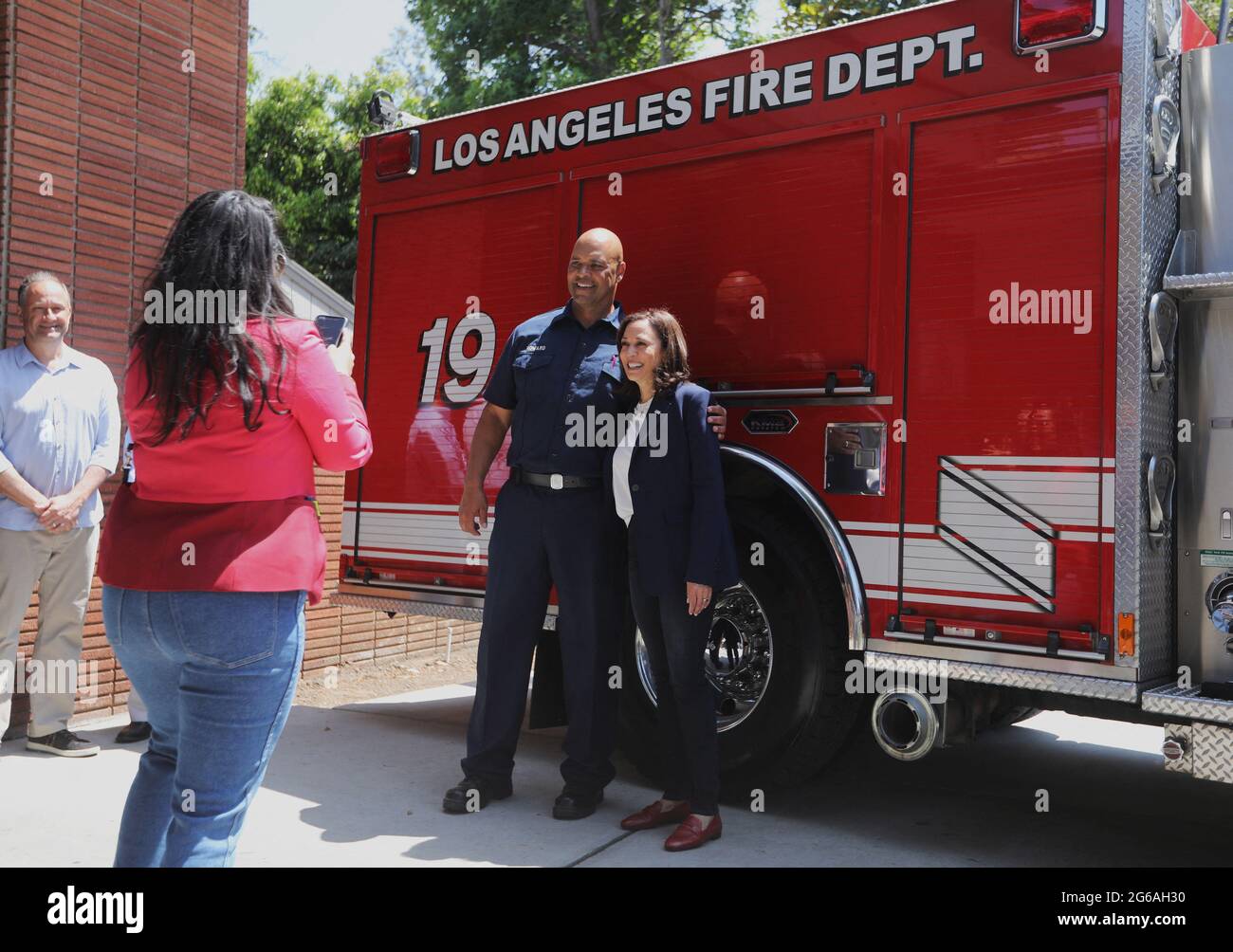 Il Vice Presidente Kamala Harris e il marito Second Gentleman Douglas Emhoff fanno una visita a sorpresa alla stazione LAFD 19 nel quartiere di Brentwood a Los Angeles, California, USA come parte della festa 04 luglio 2021. Nel 2019, l'equipaggio della Station 19 faceva parte degli oltre 1,000 vigili del fuoco che combattevano il Getty Fire a Los Angeles. Foto Stock