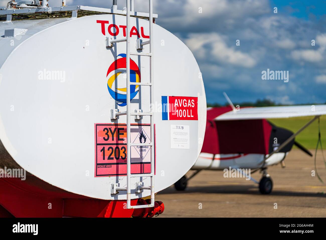 Autocarro totale per autocisterna Avgas in un aeroporto del Regno Unito. Foto Stock