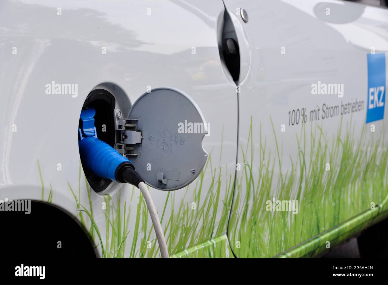 Am Zürich-Mobil-Tag zeigte das EWZ alle Arten von Elektroautos, Twikes, Motorräder und Fahrräder. Das Interesse und die Begeisterung des Publikums war Foto Stock