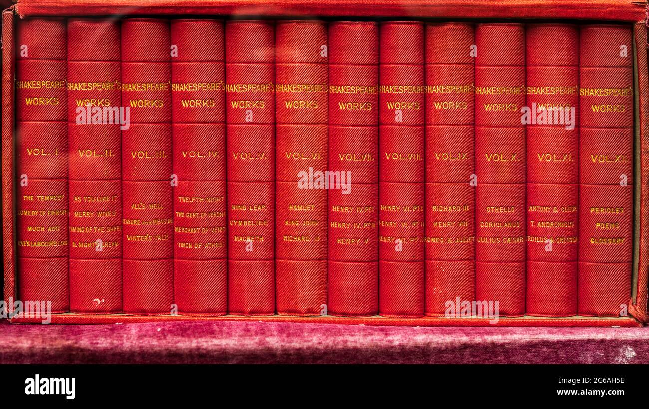 Opere complete di Shakespeare in una vetrina di librerie vintage a Cambridge UK. Raccolte opere di William Shakespeare Foto Stock