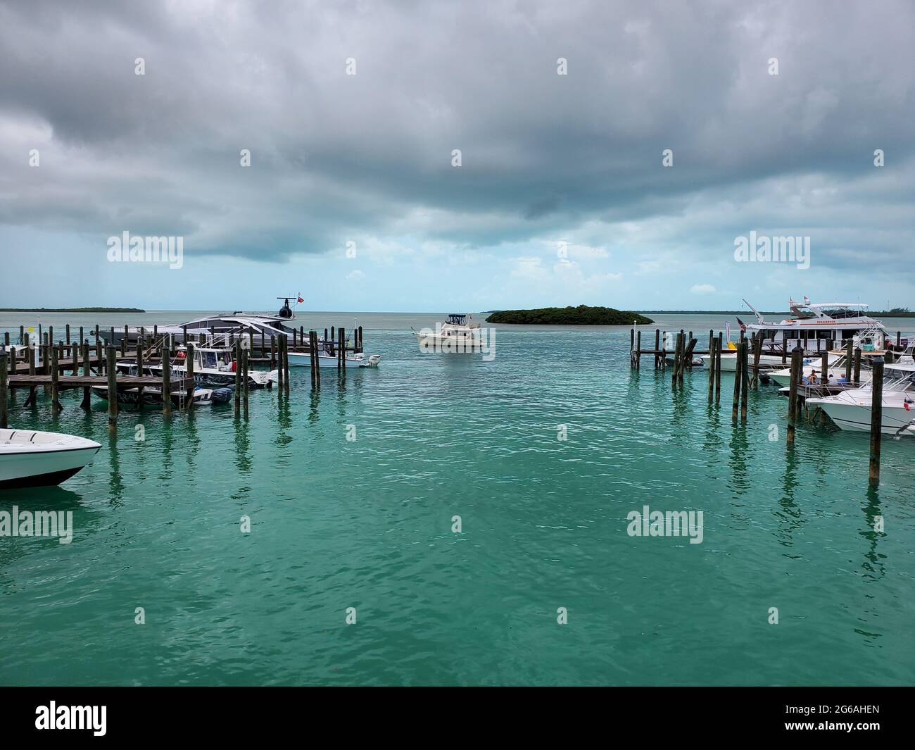 Bimini, Bahamas - 27 giugno 2021 - Bimini Big Game Club e Marina a Nord Bimini, Bahamas nel tempestoso pomeriggio estivo. Foto Stock