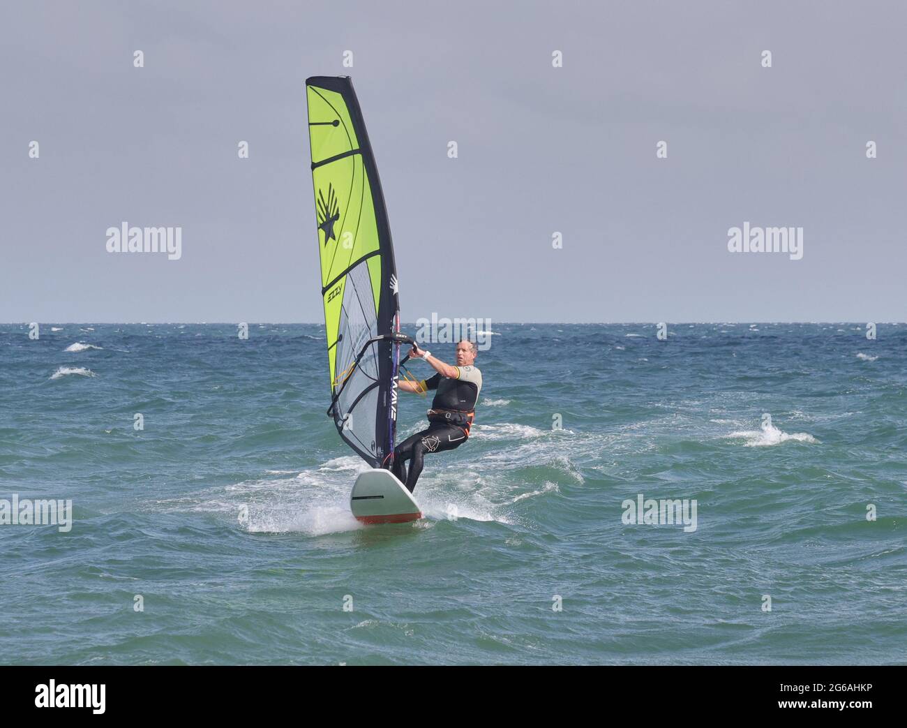 Windsurf visto sulla costa meridionale del Regno Unito. Foto Stock