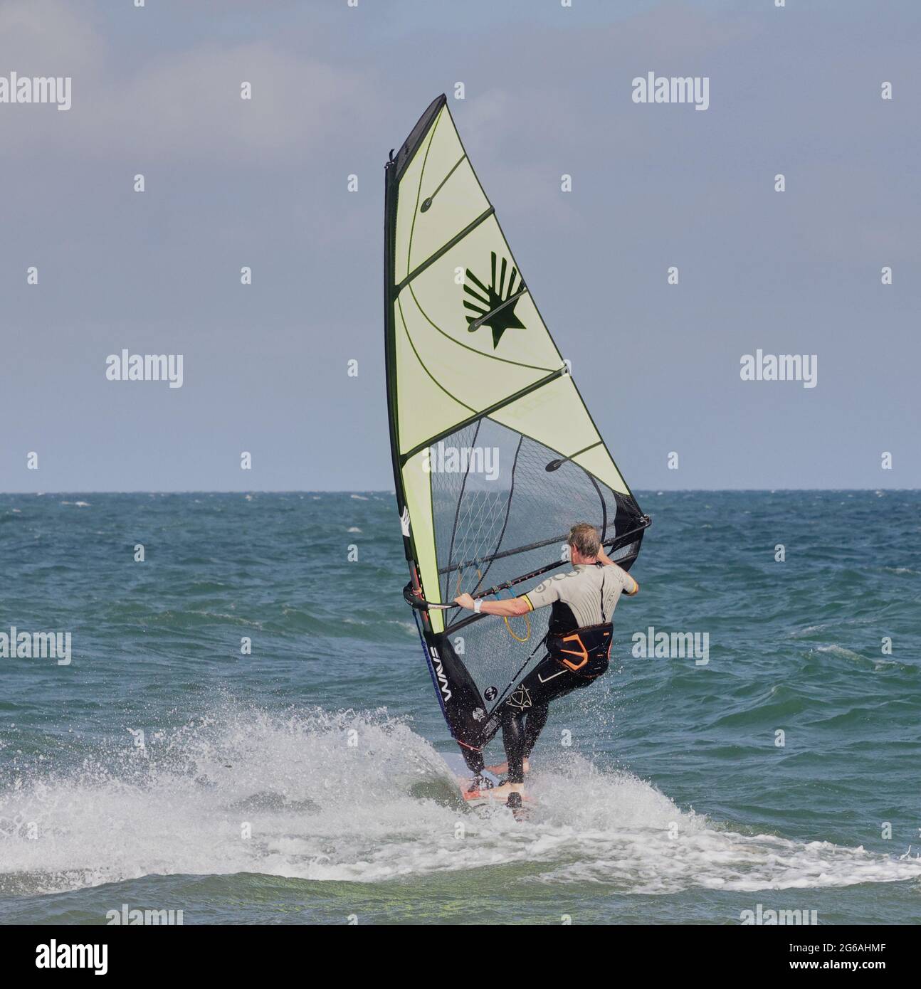 Windsurf visto sulla costa meridionale del Regno Unito. Foto Stock