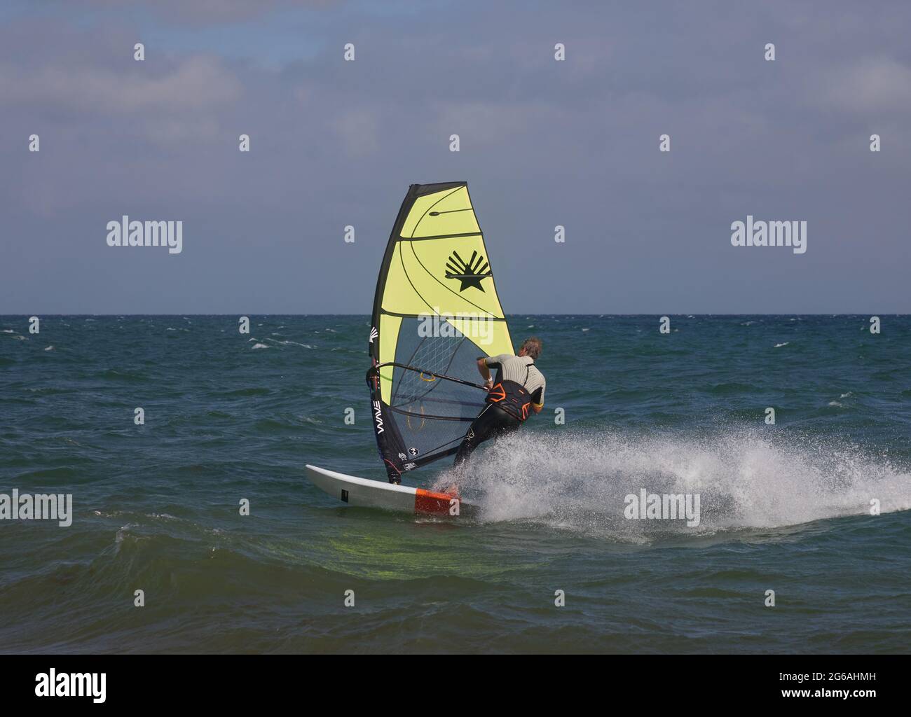 Windsurf visto sulla costa meridionale del Regno Unito. Foto Stock