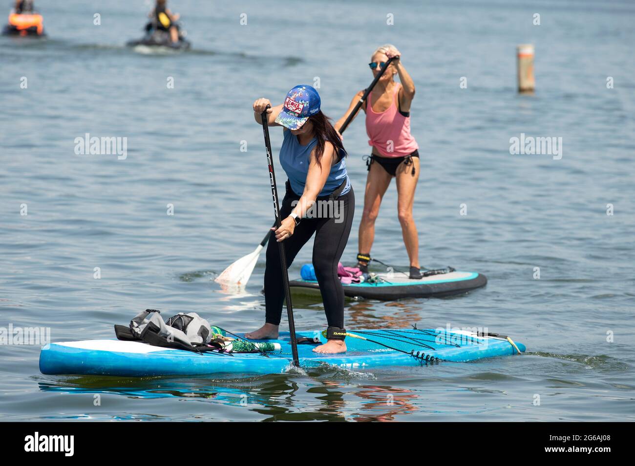 Acworth, Georgia, Stati Uniti. 4 luglio 2021. Una donna di 64 anni naviga sul lago Allatoona, Georgia, su una tavola da paddle per rimanere in salute e fisicamente in forma. Credit: Robin Rayne/ZUMA Wire/Alamy Live News Foto Stock