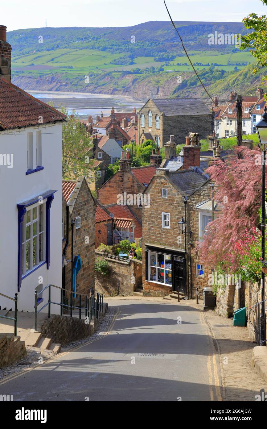 La mattina presto sulla ripida New Road che scende a Robin Hoods Bay, North Yorkshire, North Yorks Moors National Park, Inghilterra, Regno Unito. Foto Stock