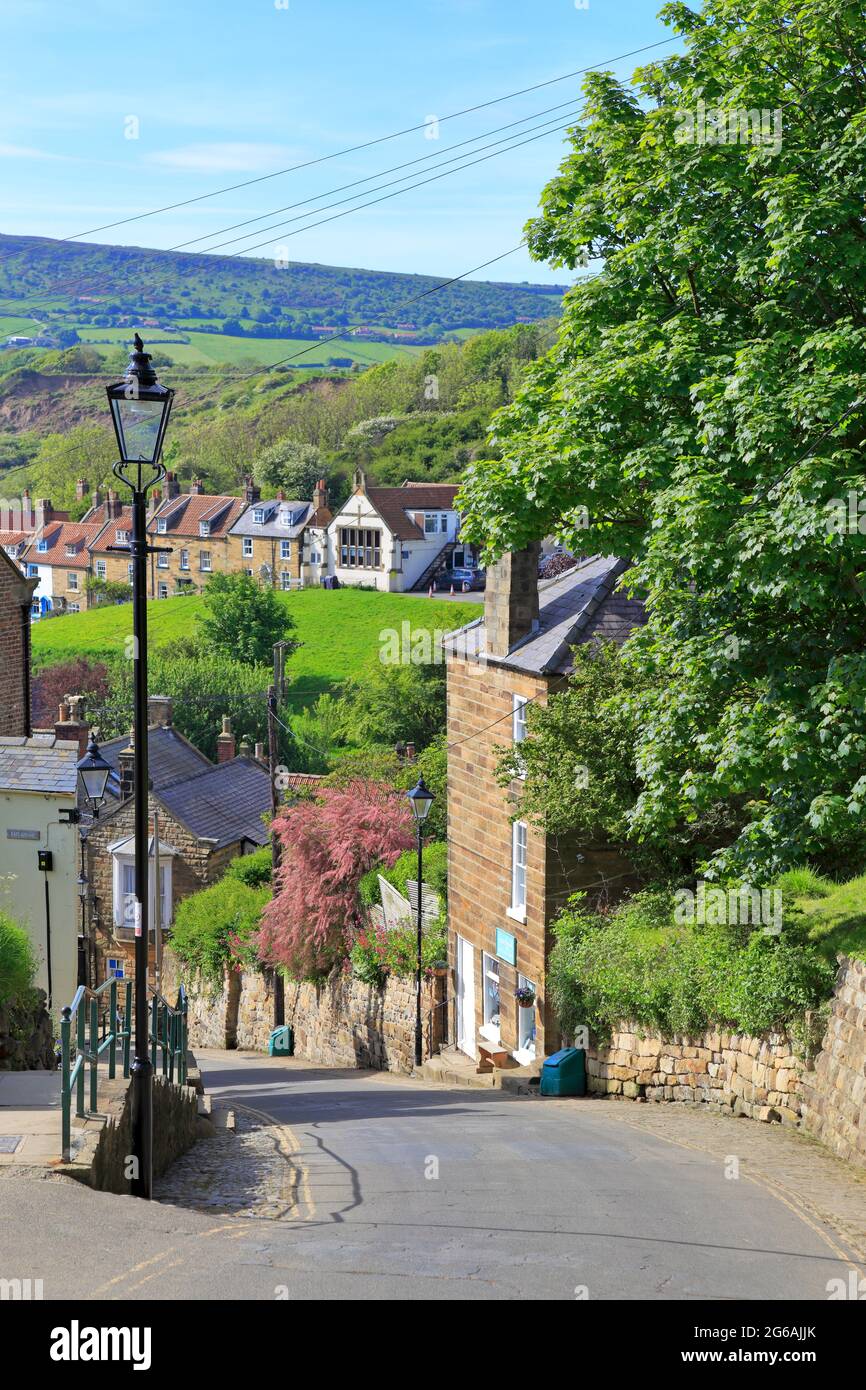 La mattina presto sulla ripida New Road che scende a Robin Hoods Bay, North Yorkshire, North Yorks Moors National Park, Inghilterra, Regno Unito. Foto Stock