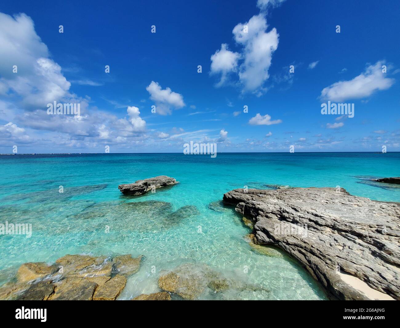 Acque cristalline tra rocce e spiagge sabbiose della costa occidentale del Bimini del Nord in Bahamas. Foto Stock