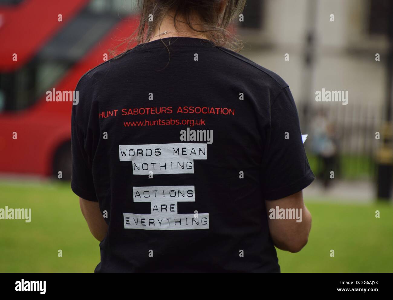 Londra, Regno Unito. 04 luglio 2021. Un attivista vestito in una t-shirt 'Hunt saboteurs Association' che dice 'parole significa nulla, azioni sono tutto' durante il rally dei diritti degli animali a Londra.gli attivisti dei diritti degli animali hanno tenuto un memoriale e un rally in Piazza del Parlamento in omaggio ai miliardi di animali che sono continuamente sfruttati, e di sensibilizzare l'uomo sulle terribili condizioni e sofferenze alle quali gli animali sono soggetti. Credit: SOPA Images Limited/Alamy Live News Foto Stock