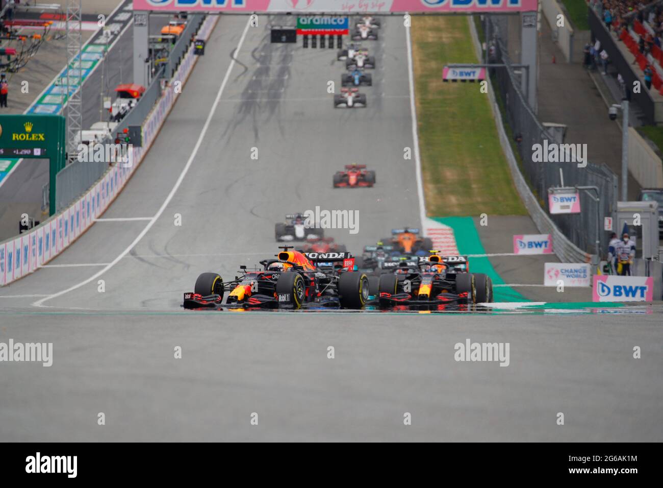 Max Verstappen dei Paesi Bassi alla guida della (33) Red Bull Racing RB16B Honda guida il campo in svolta uno al via durante il Gran Premio di F1 Foto Stock