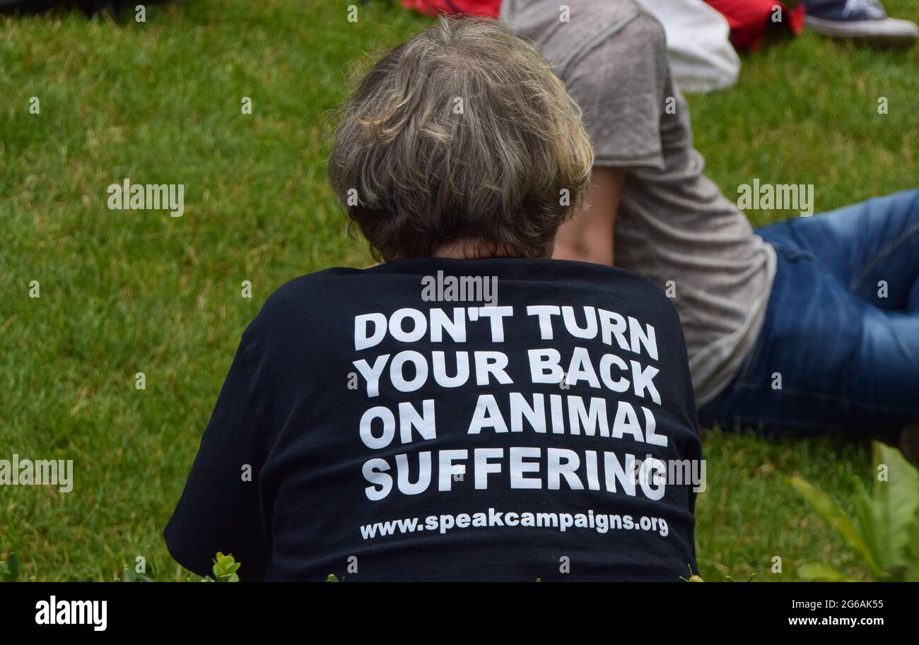 Londra, Regno Unito. 04 luglio 2021. Un attivista indossa una t-shirt "Don't Turn Your Back on Animal soffering" durante il rally sui diritti degli animali a Londra. Gli attivisti dei diritti degli animali hanno tenuto un memoriale e un rally in Piazza del Parlamento in omaggio ai miliardi di animali che vengono continuamente sfruttati, e di sensibilizzare l'uomo sulle terribili condizioni e sofferenze alle quali gli animali sono soggetti. (Foto di Vuk Valcic/SOPA Images/Sipa USA) Credit: Sipa USA/Alamy Live News Foto Stock