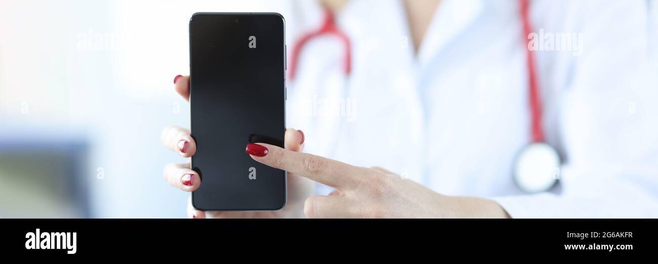 Medico premendo il dito sullo schermo del telefono cellulare primo piano Foto Stock