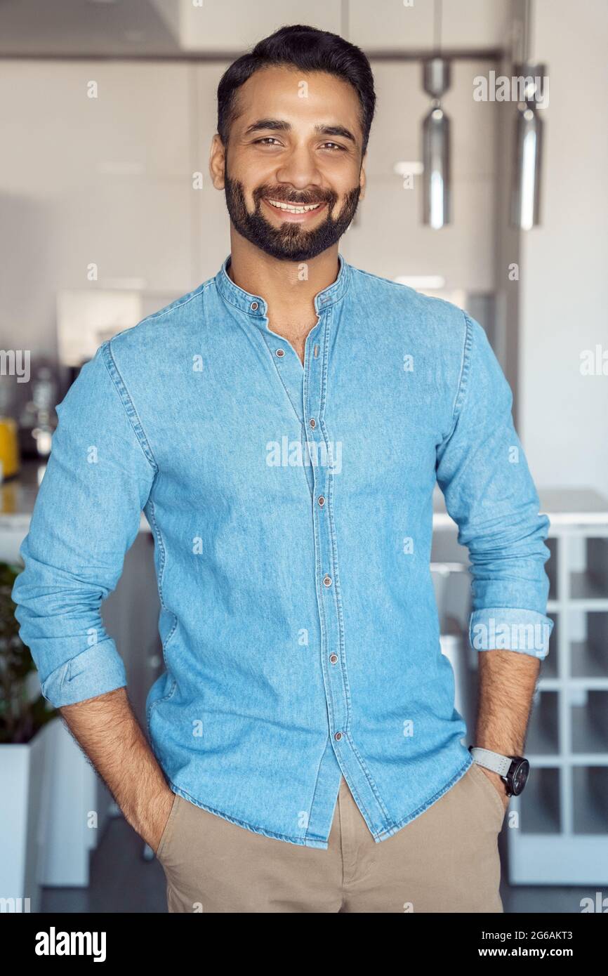 Ritratto di giovane uomo d'affari indiano freelancer guardando t macchina fotografica con sorriso Foto Stock