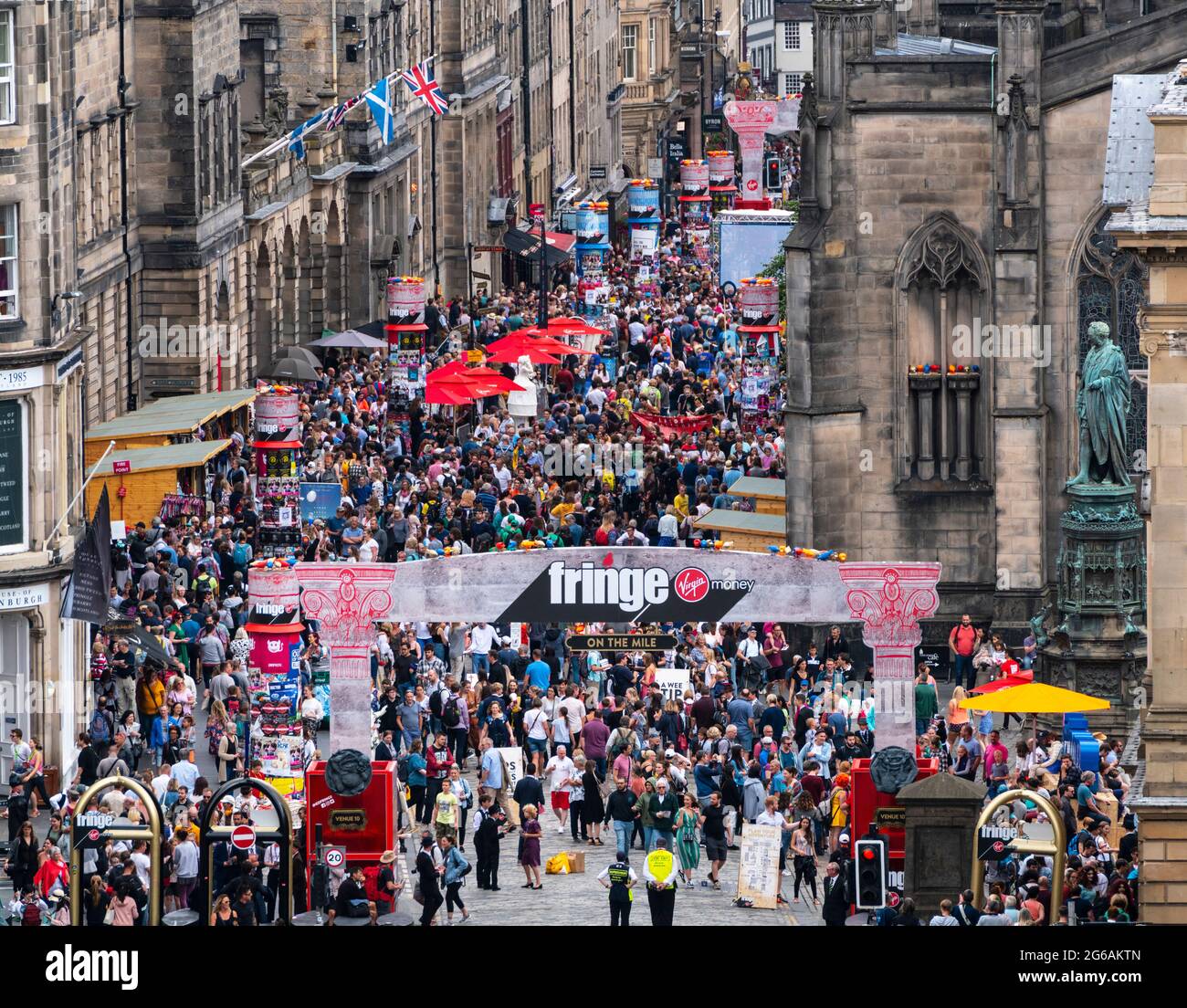 Il primo fine settimana dell'Edinburgh Fringe Festival 2018 Royal Mile è affollato da migliaia di visitatori, Edimburgo Scozia, Regno Unito Foto Stock