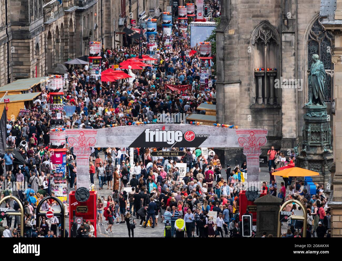 Il primo fine settimana dell'Edinburgh Fringe Festival 2018 Royal Mile è affollato da migliaia di visitatori, Edimburgo Scozia, Regno Unito Foto Stock
