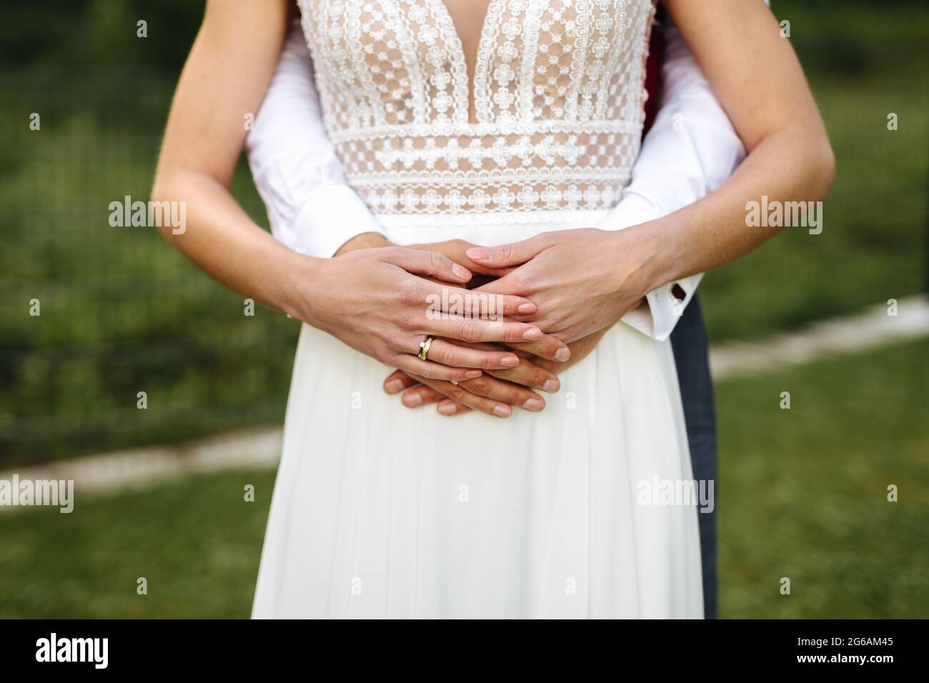 Sposa e lo sposo holding hands close up Foto Stock