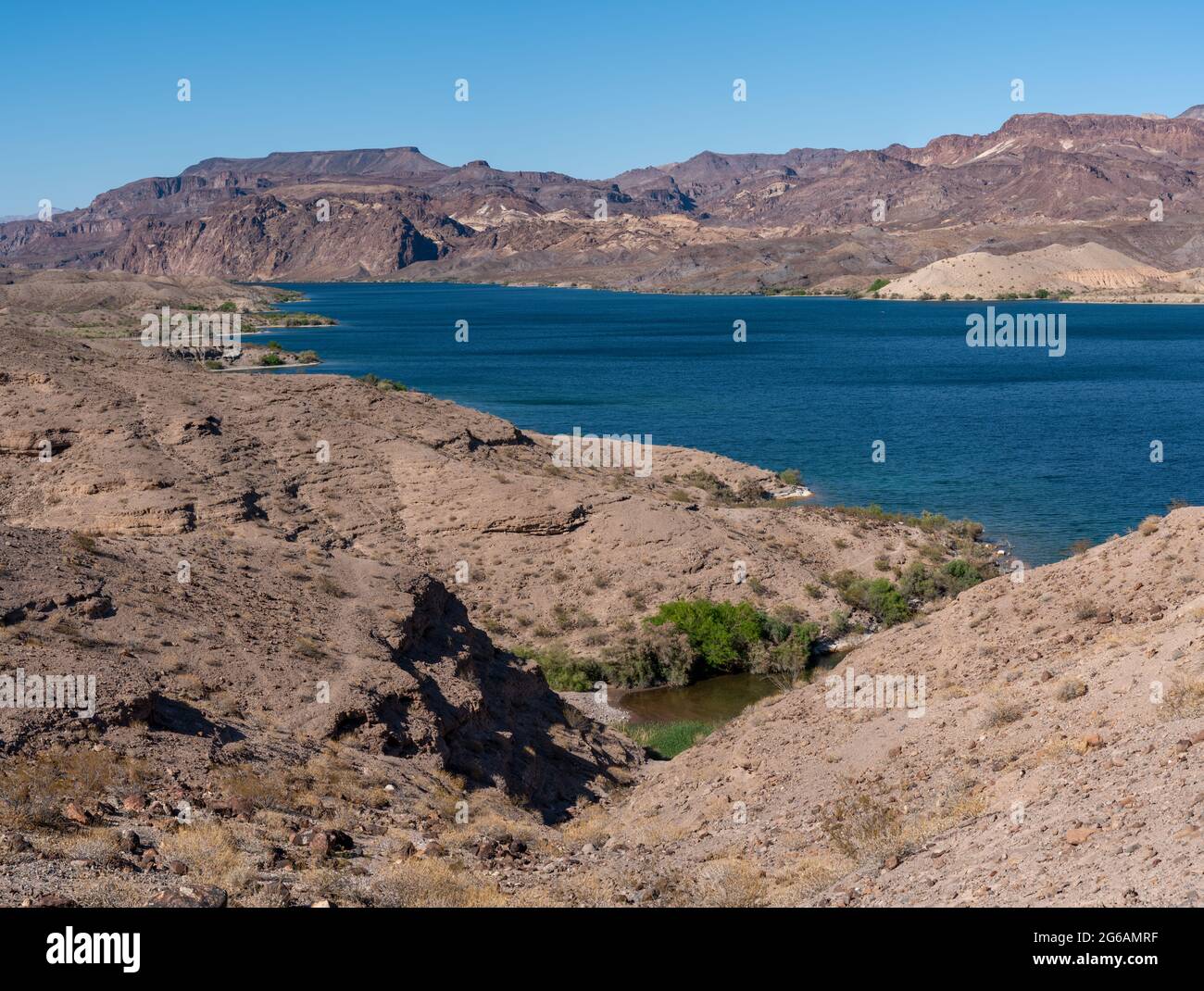 Vista di Cove sulla riva del lago di carne in Nevada Foto Stock