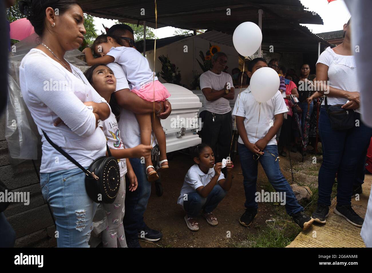 4 luglio 2021: I parenti e centinaia di residenti di Jonathan Herrera ed Eduardo Aaguilar, giovani adolescenti di Amatlan Veracruz, svolgono i funerali per licenziarli dopo essere stati uccisi da elementi della forza civile. Credit: Hector Adolfo Quintanar Perez/ZUMA Wire/Alamy Live News Foto Stock